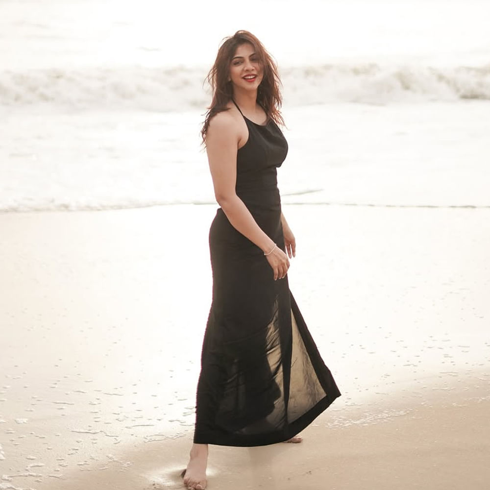 తాజాగా ఈ అమ్మడు షేర్ చేసిన ఫోటోస్ సోషల్ మీడియాలో తెగ వైరలయ్యాయి. దీంతో ఈ బ్యూటీ అందం రోజు రోజుకీ పెరుగుతుందని నెటిజన్స్ కామెంట్స్ చేస్తున్నారు. అంతేకాదు.. ఈ బ్యూటీకి రోజు రోజుకీ ఫాలోవర్స్ సైతం పెరిగిపోతున్నారు. ప్రేమమ్ సినిమాతో ఇండస్ట్రీలోకి అడుగుపెట్టిన ఈ అమ్మడు మొదటి సినిమాతోనే అందరి దృష్టిని ఆకర్షించింది.