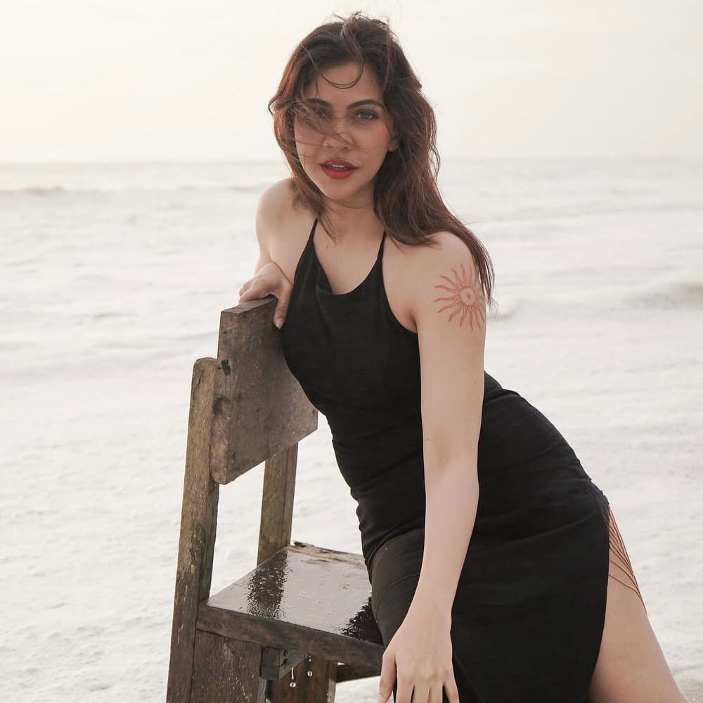 ఆమె మరెవరో కాదండి. హీరోయిన్ మడొన్నా సెబాస్టియన్. నటనతోనే కాదు.. గ్లామర్ తో కూడా ప్రేక్షకులను ఆకట్టుకుంటుంది. తాజాగా బీజ్ ఒడ్డున సేద తీరుతూ అందుకు సంబంధించిన ఫోటోలను షేర్ చేసింది. బ్లాక్ కలర్ అవుట్ ఫిట్ లో అందాలు ఆరబోస్తూ సముద్రుడికే చెమటలు పట్టించేలా అందాలతో హీటెక్కించేసింది ఈ ముద్దుగుమ్మ.