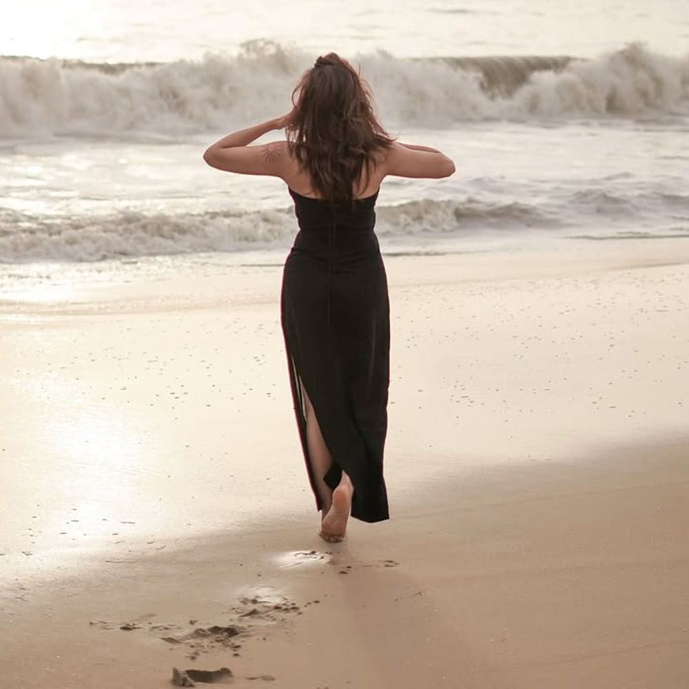 ప్రస్తుతం సోషల్ మీడియాలో ఓ వయ్యారి షేర్ చేసిన ఫోటోస్ తెగ వైరలవుతున్నాయి. పైన ఫోటోలో బీచ్ లో బ్లాక్ డ్రెస్ లో అందాల బీభత్సం సృష్టిస్తున్న హీరోయిన్ ఎవరో గుర్తుపట్టారా.. ? తెలుగు, తమిళం, మలయాళం భాషలలో వరుస సినిమాల్లో నటిస్తూ తనకంటూ ప్రత్యేక ఇమేజ్ క్రియేట్ చేసుకుంది. తక్కువ సమయంలోనే తనదైన ముద్ర వేసింది.