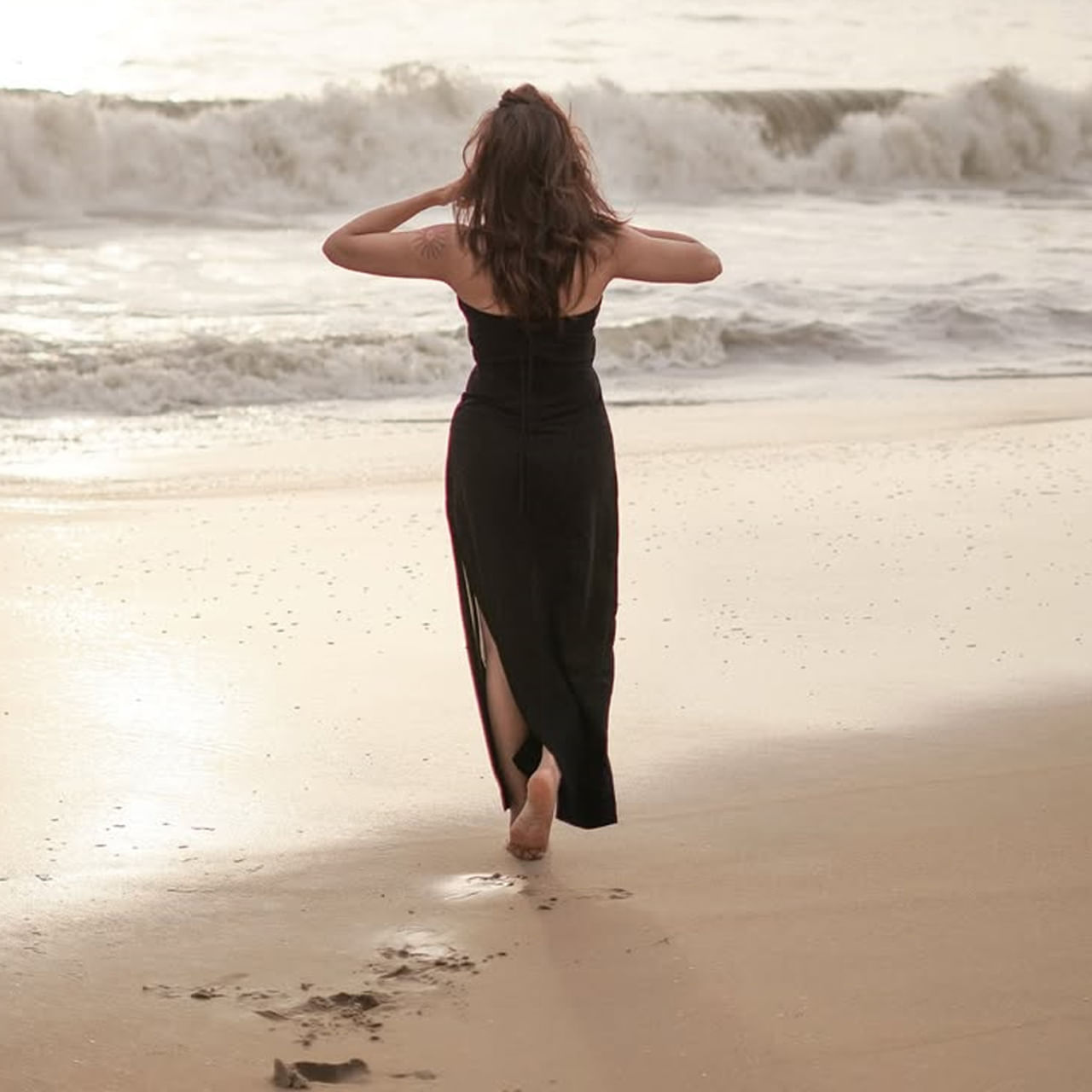 ప్రస్తుతం సోషల్ మీడియాలో ఓ వయ్యారి షేర్ చేసిన ఫోటోస్ తెగ వైరలవుతున్నాయి. పైన ఫోటోలో బీచ్ లో బ్లాక్ డ్రెస్ లో అందాల బీభత్సం సృష్టిస్తున్న హీరోయిన్ ఎవరో గుర్తుపట్టారా.. ? తెలుగు, తమిళం, మలయాళం భాషలలో వరుస సినిమాల్లో నటిస్తూ తనకంటూ ప్రత్యేక ఇమేజ్ క్రియేట్ చేసుకుంది. తక్కువ సమయంలోనే తనదైన ముద్ర వేసింది.