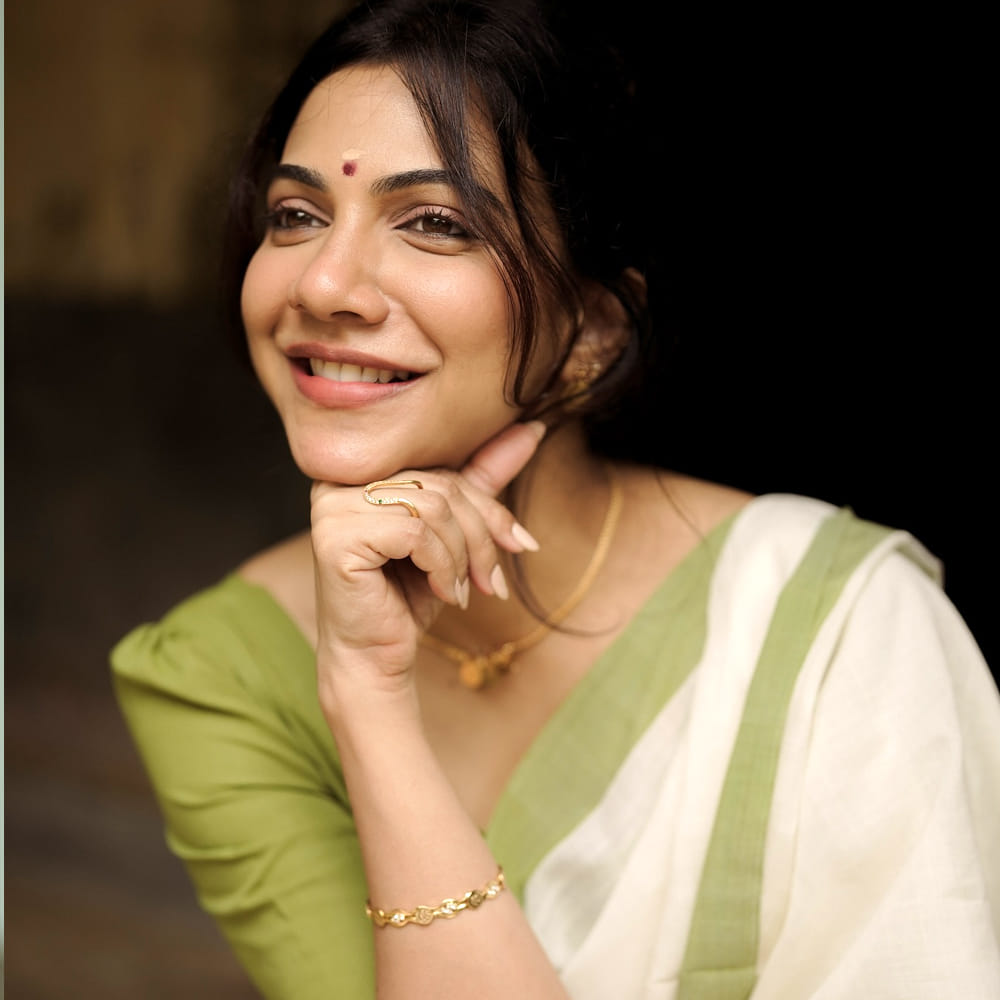 మడోన్నా సెబాస్టియన్.. ఈ మలయాళ ముద్దుగుమ్మ తెలుగు ప్రేక్షకులకు సుపరిచితురాలే.. నాగచైతన్య నటించిన ప్రేమమ్ సినిమాతో టాలీవుడ్ కు పరిచయం అయ్యింది ఈ వయ్యారి భామ. తన అందం, అభినయంతో కట్టిపడేసింది. కానీ తెలుగులో అంతగా చెప్పుకోదగ్గ అవకాశాలు అందుకోలేకపోయింది. 