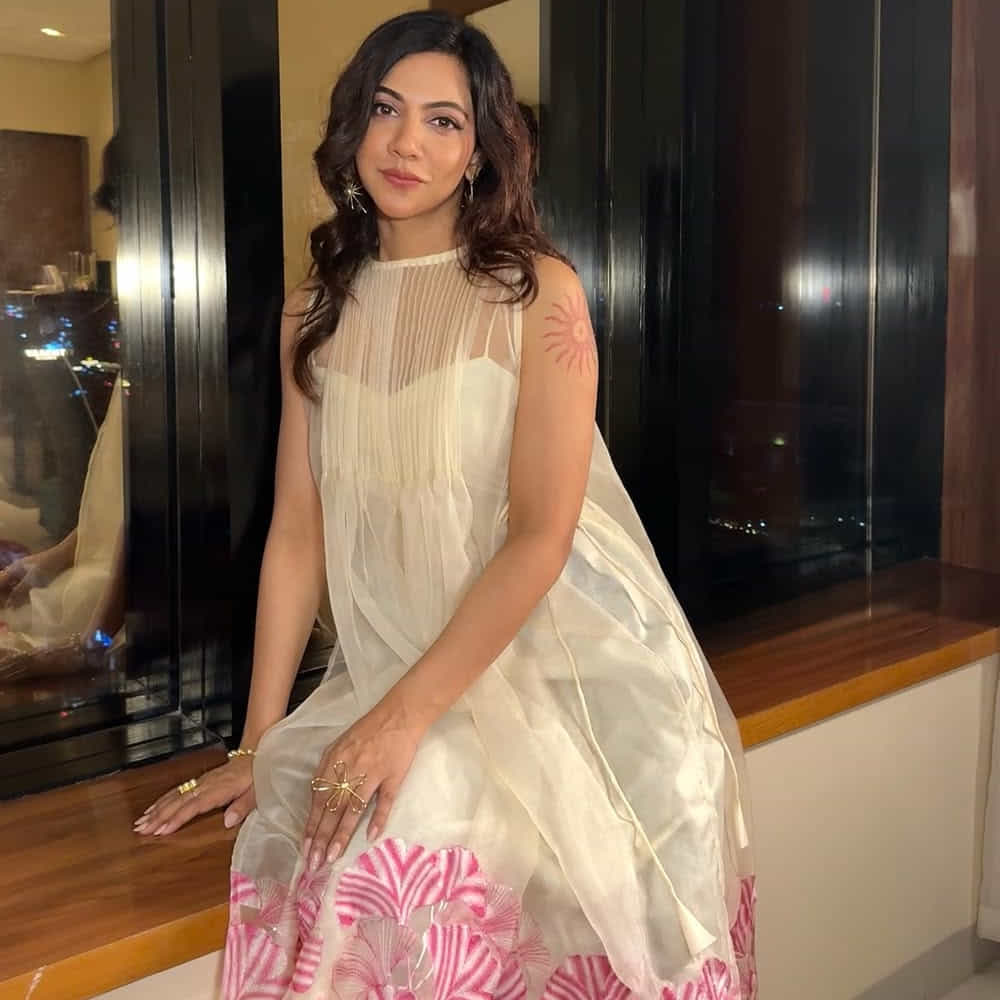 ఆ తర్వాత సినిమాల్లోకి ఎంట్రీ ఇచ్చింది. ప్రేమమ్ సినిమాతో తొలిసారిగా వెండితెరకు పరిచయమైన ఈ అమ్మడు.. ఆ తర్వాత వరుస అవకాశాలు అందుకుంది. ఎక్కువగా తమిళం, మలయాళం భాషలలో నటించింది. ప్రస్తుతం ప్రభాస్, సందీప్ రెడ్డి కాంబోలో రాబోతున్న స్పిరిట్ చిత్రంలోనూ కీలకపాత్ర పోషిస్తున్నట్లు సమాచారం. 