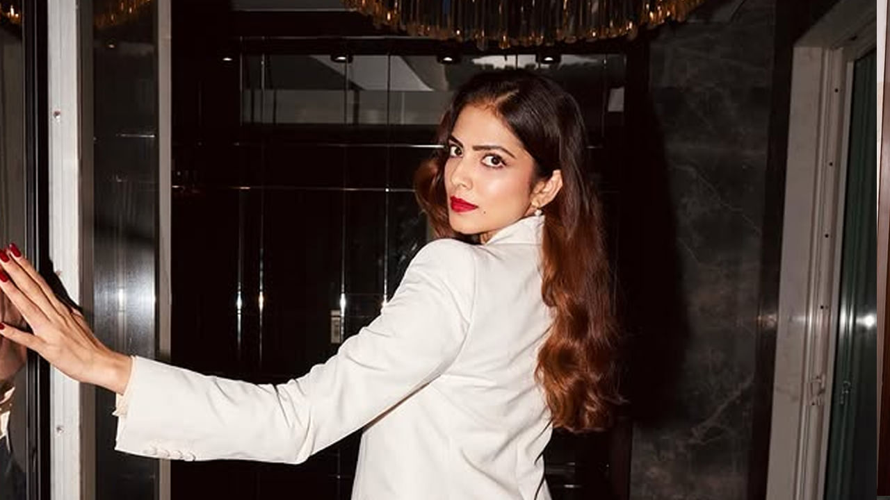 ప్రస్తుతం ఈ బ్యూటీకి సంబంధించిన ఈ ఫొటో్ నెట్టింట తెగ వైరల్ అవుతున్నాయి. దీంతో ఈ ఫొటోస్ చూసిన నెటిజన్స్ ఏం అందరా బాబు.. బ్యూటిఫుల్ అంటూ కామెంట్స్ చేస్తున్నారు. మరి మీరు కూడా ఈ ఫొటోస్ పై ఓ లుక్ వేయండి.