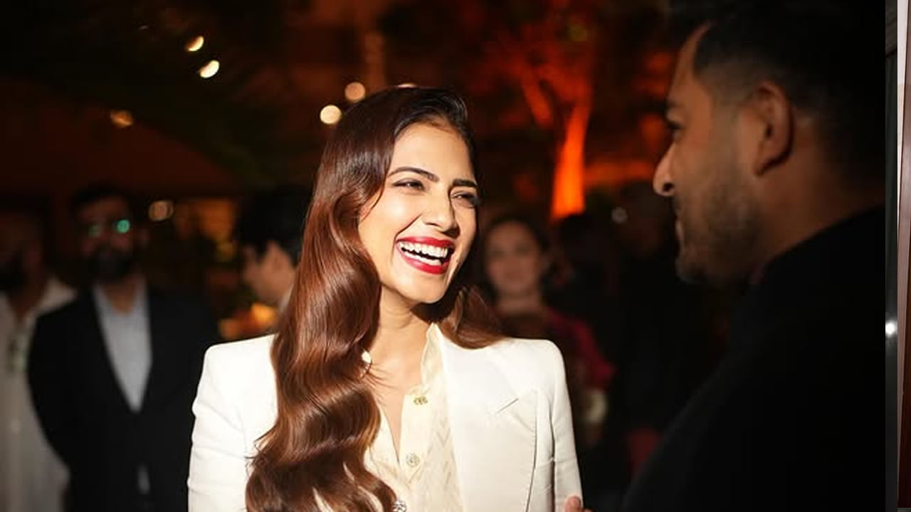 ఏ కాస్త సమయం దొరికినా సరే ఈ అమ్మడు తన వరస ఫొటో షూట్స్‌తో కుర్రకారు మనసు దోచేస్తుంటుంది.  తాజాగా ఈ ముద్దుమ్మ వైట్ కలర్ సూట్‌లో దర్శనం ఇచ్చింది. ఇందులో ఈ అమ్మడు అందానికి ఎవ్వరైనా ఫిదా అవ్వాల్సిదే.