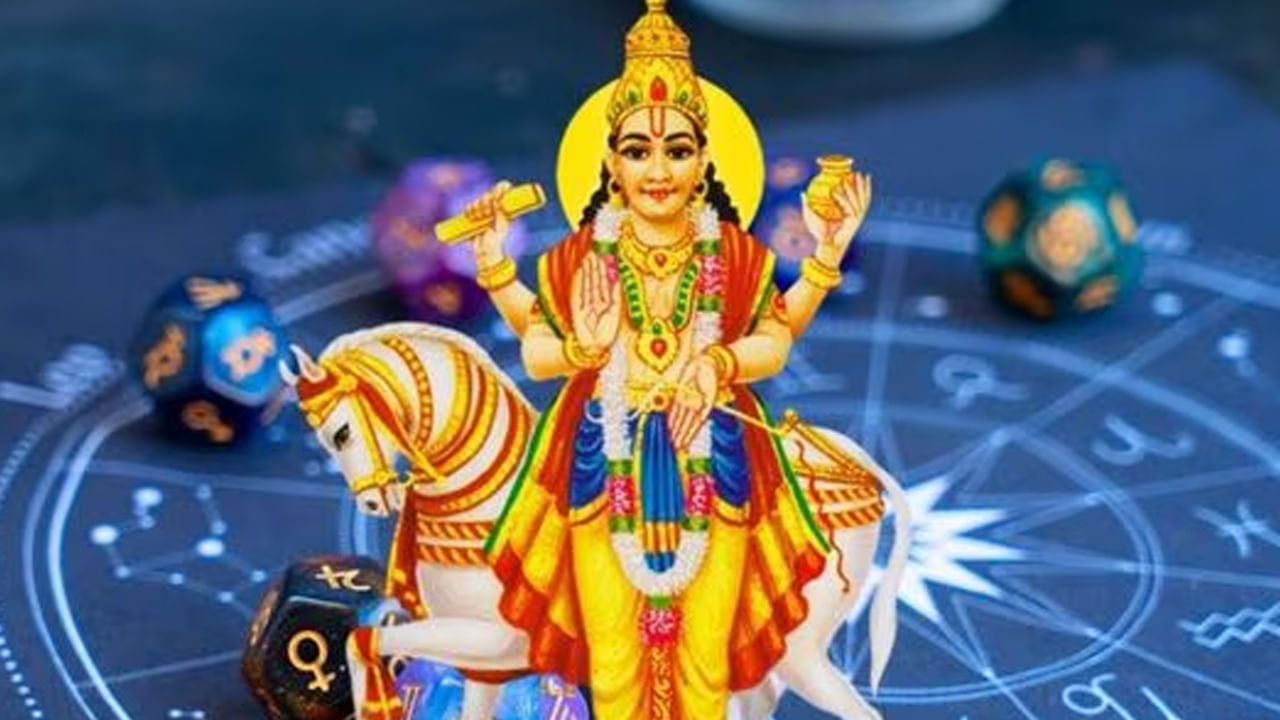 వచ్చే నెలలో అంటే నవంబర్ ప్రారంభంలో శుక్రుడు రాశి సంచారం చేయనున్నాడు. ఈ సమయంలో మాలవ్య రాజయోగాన్ని ఏర్పరుస్తాడు. ఈ రాజయోగం కొన్ని రాశులకు చాలా శుభప్రదంగా నిరూపించబడుతుంది. మాలవ్య రాజయోగం మొత్తం రాశులపై ప్రభావాన్ని చూపించినా..  మూడు రాశులకు అదృష్టాన్ని తెస్తుంది. ఈ రాశులు అపారమైన సంపదను పొందుతాయి. ఈ రోజు ఆ మూడు అదృష్ట రాశులు ఏవో తెలుసుకుందాం?
