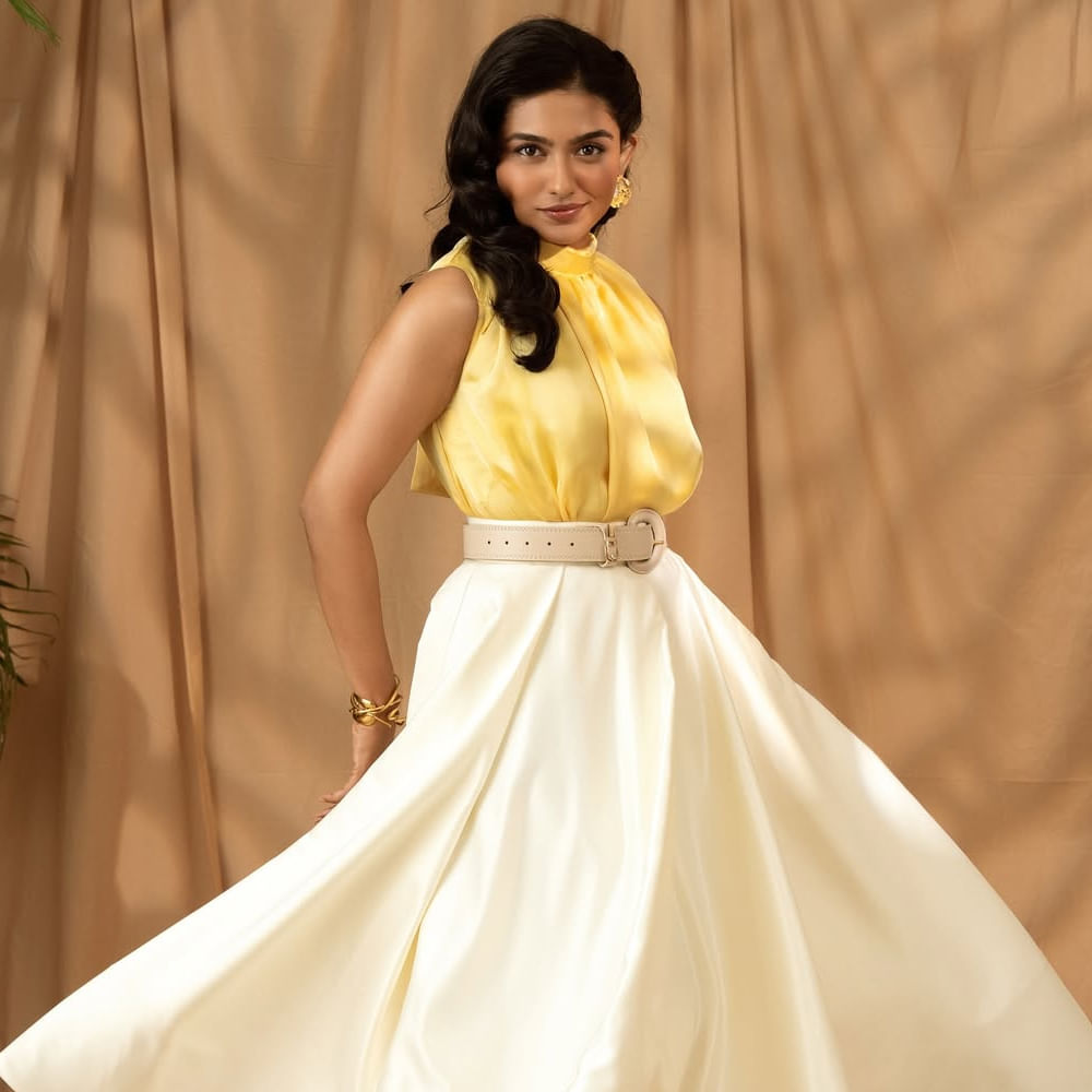 ఇందులో ప్రదీప్ సరసన మమితా బైజు హీరోయిన్ గా నటించిన సంగతి తెలిసిందే. అంతకు ముందు ప్రేమలు సినిమాతో తెలుగులో మంచి ఫ్యాన్ ఫాలోయింగ్ సంపాదించుకుంది మమితా. మలయాళంలో చాలా కాలంగా క్యారెక్టర్ ఆర్టిస్టుగా, కథానాయికగా అనేక సినిమాల్లో నటించింది ఈ ముద్దుగుమ్మ. 