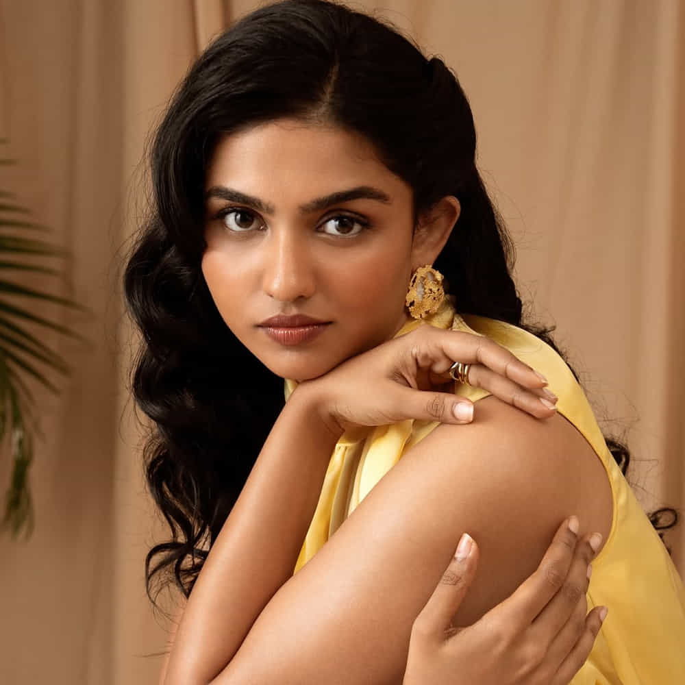 ఇటీవల ఓ ఇంటర్వ్యూలో తెలుగు సినిమాలు చూసేవారా అని అడగ్గా మమితా బైజు మాట్లాడుతూ.. రామ్ చరణ్ మగధీర సినిమా అంటే చాలా ఇష్టమని.. మలయాళంలో ఈ మూవీ ధీర పేరుతో వచ్చిందని.. ఆ సినిమా చాలా బాగుంటుందని చెప్పుకొచ్చింది.
