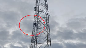 అలిగి పుట్టింటికి వెళ్లిన భార్య.. సెల్‌ టవర్‌ ఎక్కిన భర్త! వీడియో