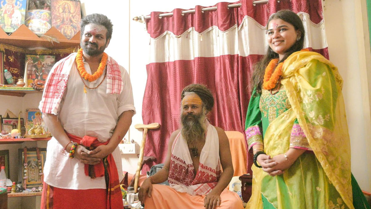  సతీమణి భూమా మౌనిక, స్నేహితులతో కలిసి గౌహతి చేరుకున్న మనోజ్ కు హోటల్ సిబ్బంది స్వాగతం పలికారు. అనంతరం ప్రత్యేక దర్శన ఏర్పాట్లు చేసి తీర్థ ప్రసాదాలను అందజేశారు.
