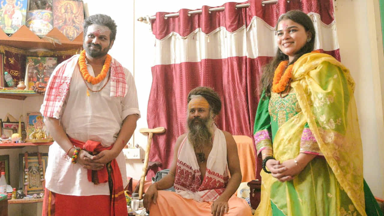 సతీమణి భూమా మౌనిక, స్నేహితులతో కలిసి గౌహతి చేరుకున్న మనోజ్ కు హోటల్ సిబ్బంది స్వాగతం పలికారు. అనంతరం ప్రత్యేక దర్శన ఏర్పాట్లు చేసి తీర్థ ప్రసాదాలను అందజేశారు.