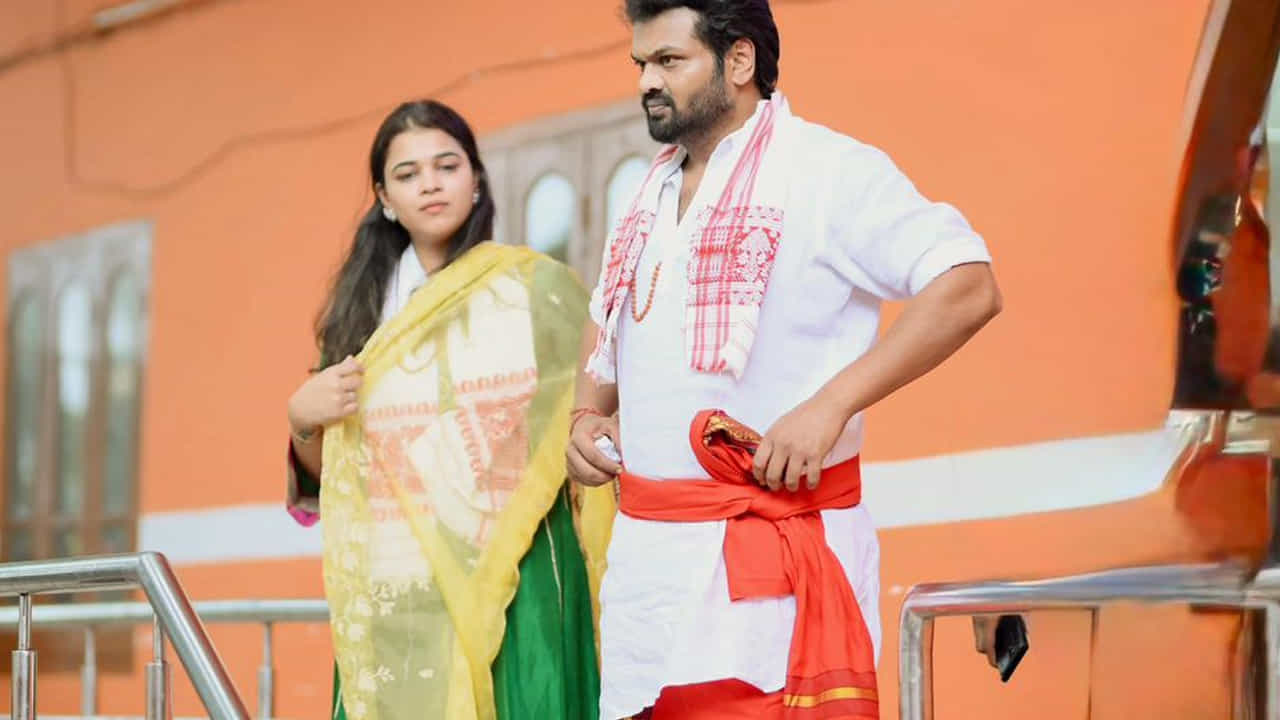 మంచు మనోజ్ కొత్త సినిమా మిరాయ్ బ్లాక్ బస్టర్ విజయం సాధించింది. ఈ చిత్రంలో బ్లాక్ స్వార్డ్ క్యారెక్టర్ లో అందరినీ ఆకట్టుకున్నాడు మంచు వారబ్బాయి.