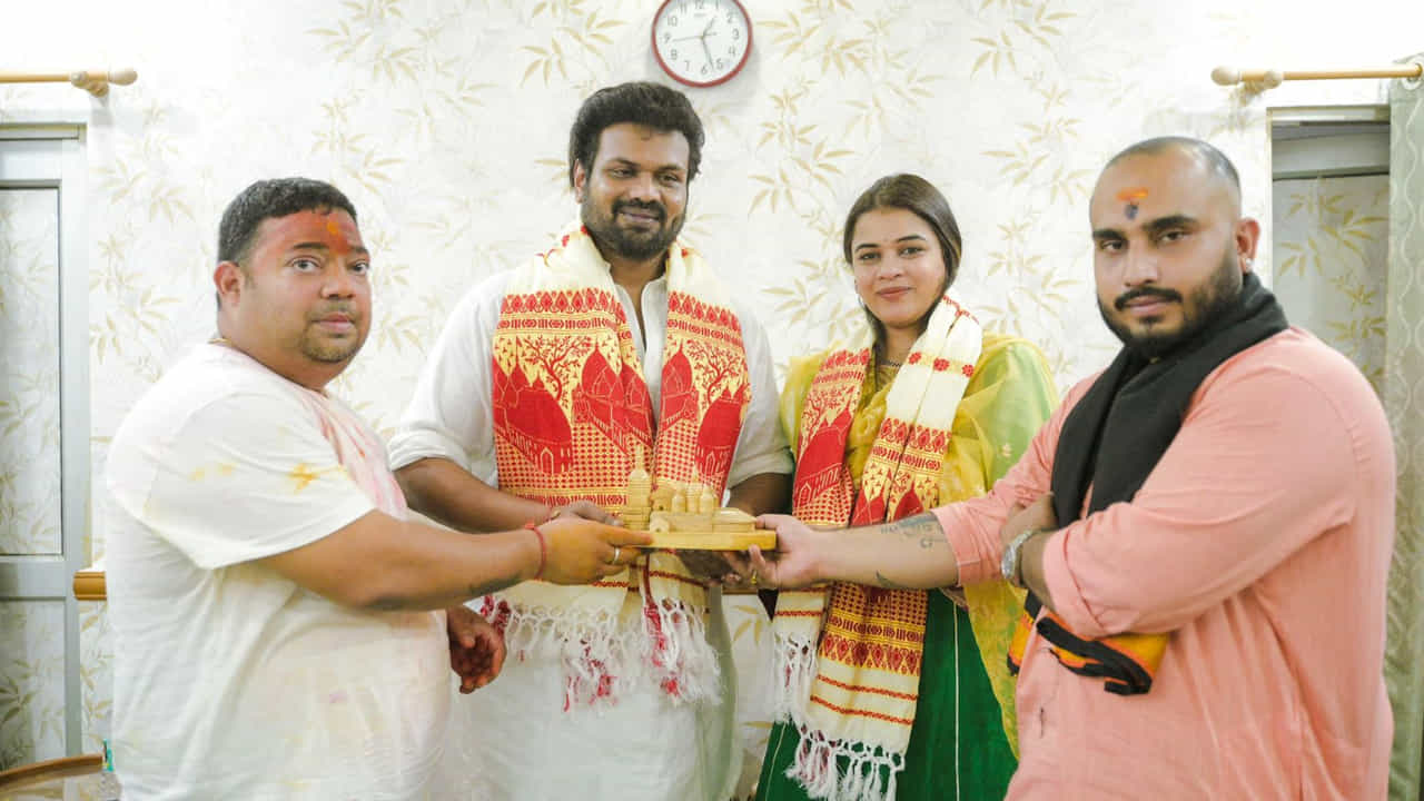 మిరాయ్ విజయం తర్వాత అయోధ్య శ్రీరాముడిని దర్శించుకున్నారు మనోజ్. ఇప్పుడు కామాఖ్యదేవి ఆలయాన్ని సందర్శించి అమ్మవారి ఆశీస్సులు తీసుకున్నారు.