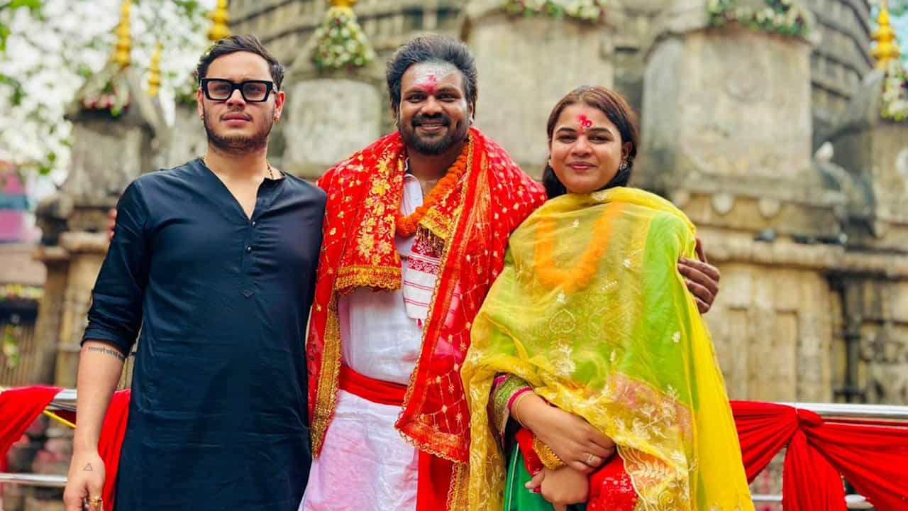 ప్రస్తుతం మనోజ్ కామాఖ్యాదేవి ఆలయానికి సంబంధించిన ఫొటోలు నెట్టింట బాగా వైరలవుతున్నాయి. వీటిని చూసిన నెటిజన్లు మంచు మనోజ్ కు అభినందనలు తెలుపుతున్నారు.