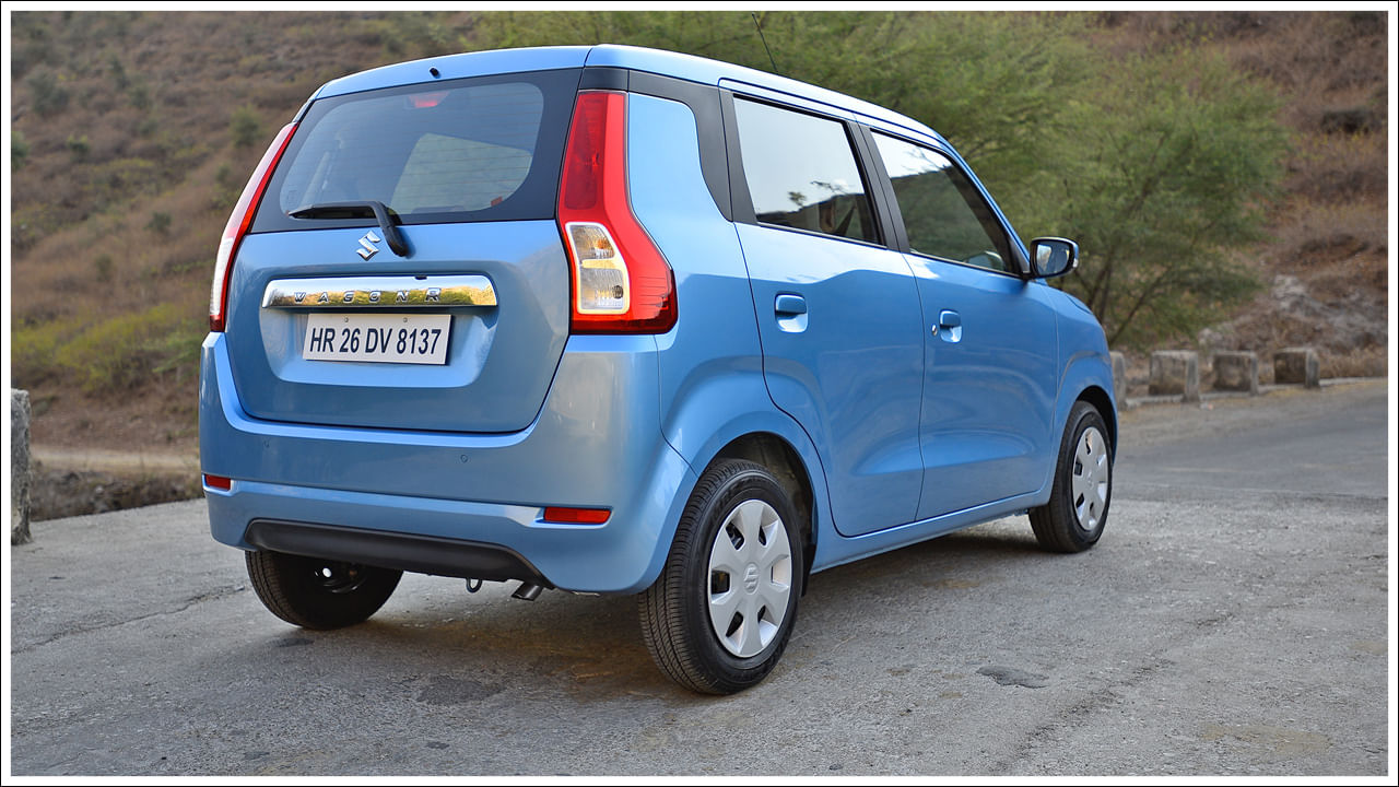 ప్రభుత్వం వాహనాలపై GST రేటును 28% నుండి 18%కి తగ్గించింది. దీని వలన వినియోగదారులకు వాహనాల ధరలు వేలల్లో లేదా లక్షల్లో తగ్గాయి. మారుతి సుజుకి వ్యాగన్ఆర్ ధరను 80,000 రూపాయల వరకు తగ్గించింది. అతిపెద్ద తగ్గింపు వ్యాగన్ఆర్ బేస్ వేరియంట్ (LXi) పై ఉంది.
