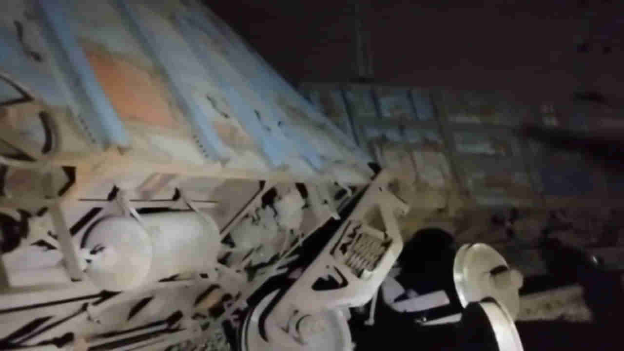 Breaking: పట్టాలు తప్పిన రైలు.. ఆ మార్గంలో నిలిచిపోయిన రైళ్ల రాకపోకలు! ఏకంగా 12 బోగీలు..