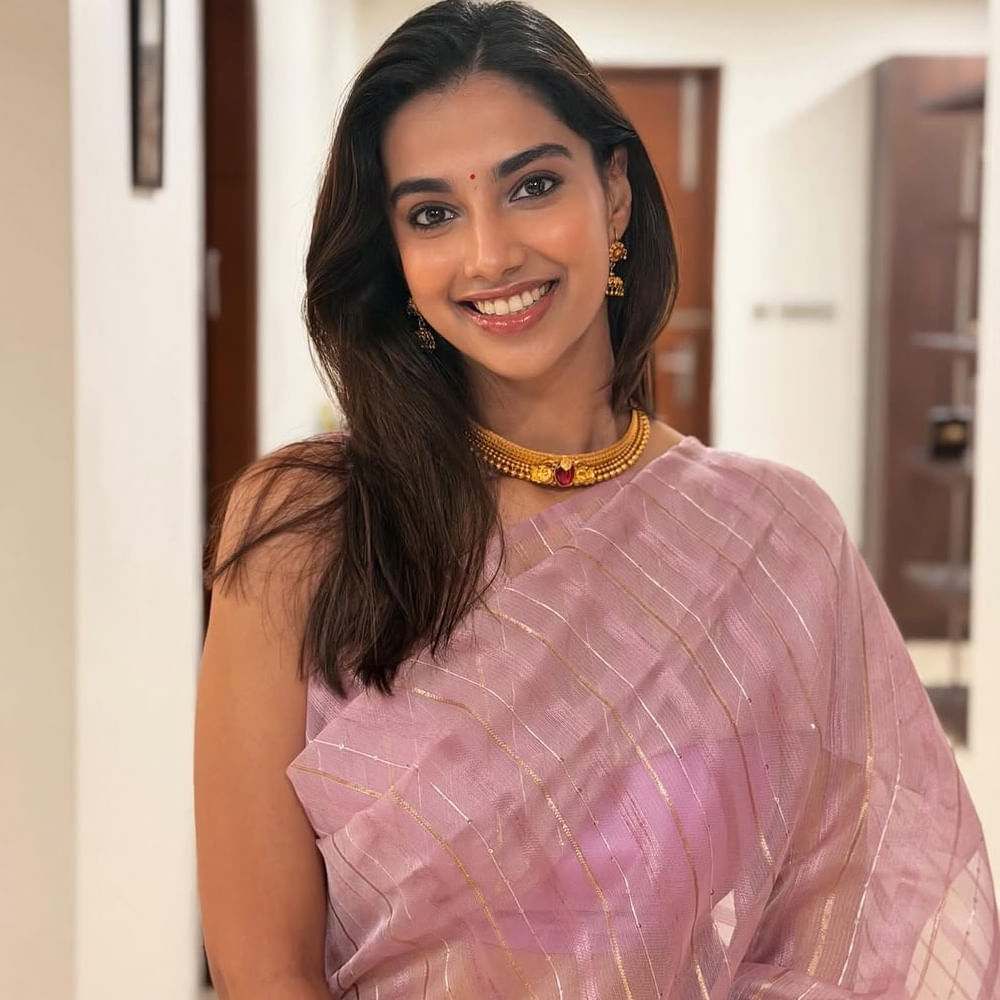 టాలీవుడ్ ఇండస్ట్రీలో టాప్ హీరోయిన్లలో మీనాక్షి చౌదరి ఒకరు. లక్కీ భాస్కర్, సంక్రాంతికి వస్తున్నాం వంటి చిత్రాలతో వరుసగా విజయాలను ఖాతాలో వేసుకున్నారు. దీంతో దక్షిణాదిలో డిమాండ్ ఉన్న హీరోయిన్ గా మారారు. కానీ ఇప్పుడు ఈ బ్యూటీ తెలుగులో సరైన అవకాశం కోసం వెయిట్ చేస్తుంది. 