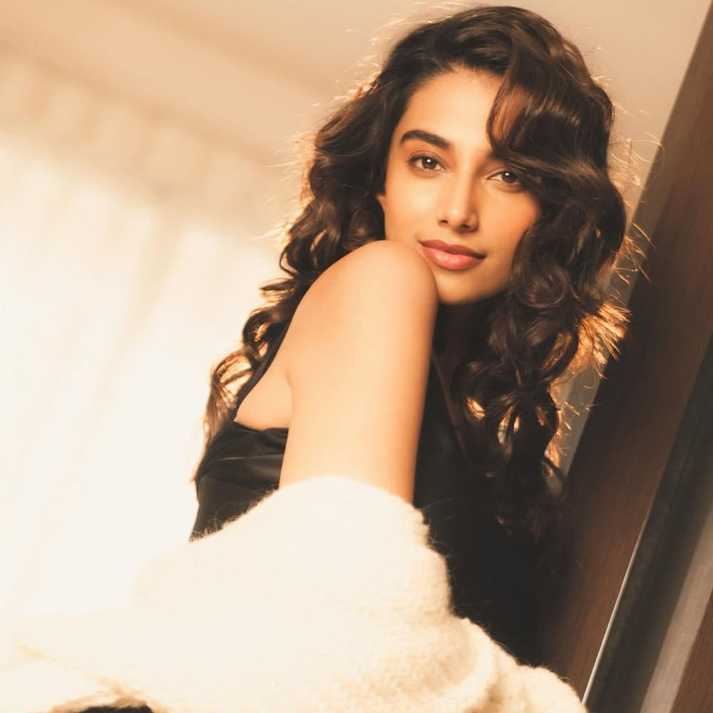 ఆ ట్రోల్స్ వల్ల తాను ఎంచుకునే కథలు, సినిమాలపై మరింత ఫోకస్ పెట్టాలని అర్థమైందని.. అప్పటి నుంచి తన పాత్రకు ఇంపార్టెన్స్ ఉన్న వాటినే అంగీకరించాలని నిర్ణయించుకున్నట్లు మీనాక్షి వెల్లడించింది. ఆ తర్వాత పాత్ర ప్రాధాన్యత ఉన్న సినిమాలు సెలక్ట్ చేసుకుంటుంది మీనాక్షి. 