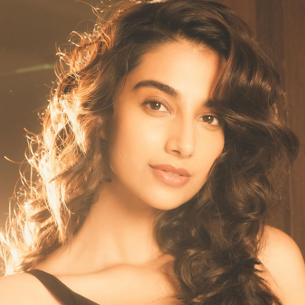 ఇక లక్కీ భాస్కర్, సంక్రాంతికి వస్తున్నాం సినిమాల తర్వాత వరుస అవకాశాలతో బిజీగా ఉంటుందని అనుకున్నారు. కానీ ఈ బ్యూటీ ఉన్నట్లుండి ఇండస్ట్రీలో సైలెంట్ అయ్యింది. ప్రస్తుతం సోషల్ మీడియాలో నిత్యం క్రేజీ ఫోటోషూట్స్ షేర్ చేస్తూ సందడి చేస్తుంది. 