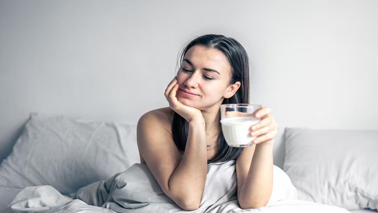రాత్రి పడుకునే ముందు ఒక గ్లాసు పాలు తాగితే హాయిగా ప్రశాంతంగా నిద్రపోవచ్చు. పాలలో ట్రిప్టోఫాన్ అనే అమినో యాసిడ్ పుష్కలంగా ఉంటుంది. ఇది మంచి నిద్ర రావడానికి సహాయపడుతుంది. పాలలో ప్రోటీన్, విటమిన్లు, కాల్షియం వంటి అవసరమైన పోషకాలు కూడా ఉన్నాయి. ఇవి మొత్తం ఆరోగ్యాన్ని మెరుగుపరచడంలో సహాయపడతాయి.