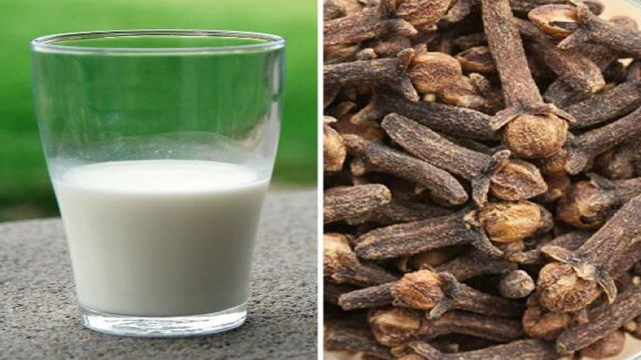 ఉదయం మీ కడుపు సరిగ్గా శుభ్రం కాకపోతే, రాత్రిపూట లవంగాలతో కలిపిన పాలు త్రాగండి. ఇది మీ నిద్రను మెరుగుపరుస్తుంది. మలబద్ధకం వంటి సమస్యల నుండి ఉపశమనం కలిగిస్తుంది. ఇందుకోసం ఒక గ్లాసు గోరువెచ్చని పాలలో ఒక లవంగాన్ని వేసి బాగా మరిగించి, త్రాగడం వల్ల కడుపుకు ప్రయోజనకరంగా ఉంటుంది.