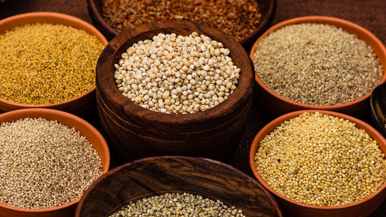 పోషకాహార లోపం ఉన్నవాళ్లు: పోషకాహార లోపం ఉన్నవాళ్లు కూడా మిల్లేట్స్ తీసుకోకుండా ఉంటేనే మంచిదని నిపుణులు అంటున్నారు. ఎందుకంటే ఇందులో కొన్ని టానిన్లు ఉంటాయి. ఇవి పోషకాలను శోషించకుండా అడ్డుకుంటాయి. కాబట్టి వైద్యుల్ని సంప్రదించి తీసుకోవాలి. వీటిని తినాలి అంటే.. ఐదు లేదా ఆరు గంటలు నానబెట్టి తీసుకోవాలి.