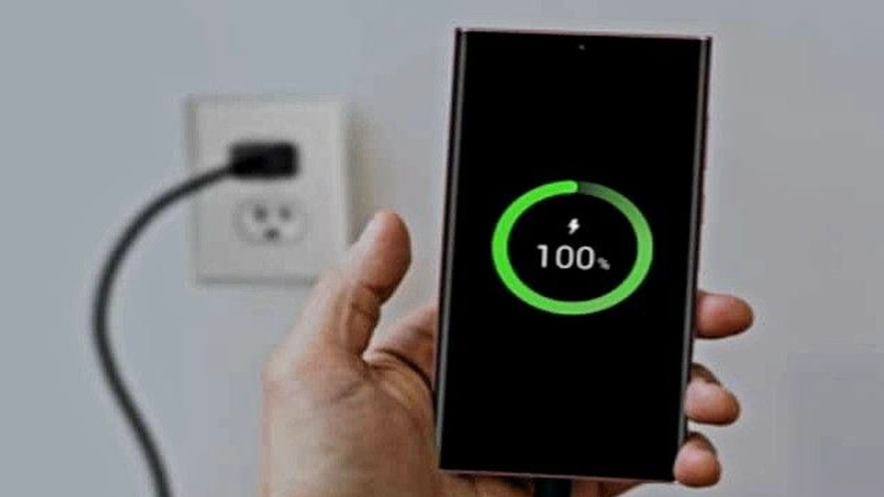 ఫోన్ బ్యాటరీ ఎక్కువ కాలం మన్నికగా ఉంచడానికి 20% నుంచి 80% మధ్య ఛార్జ్ చేయాలని నిపుణులు సిఫార్సు చేస్తున్నారు. ఇది బ్యాటరీ మన్నికగా ఉంచడానికి సహాయపడుతుంది. అందే మీరు 100% వరకు వేగంగా ఛార్జ్ చేసినా, బ్యాటరీ త్వరగా వేడెక్కుతుంది. అందుకే నిపుణులు మొబైల్ ఫోన్‌ను 80% ఛార్జ్‌లో ఆపమని సిఫార్సు చేస్తున్నారు.