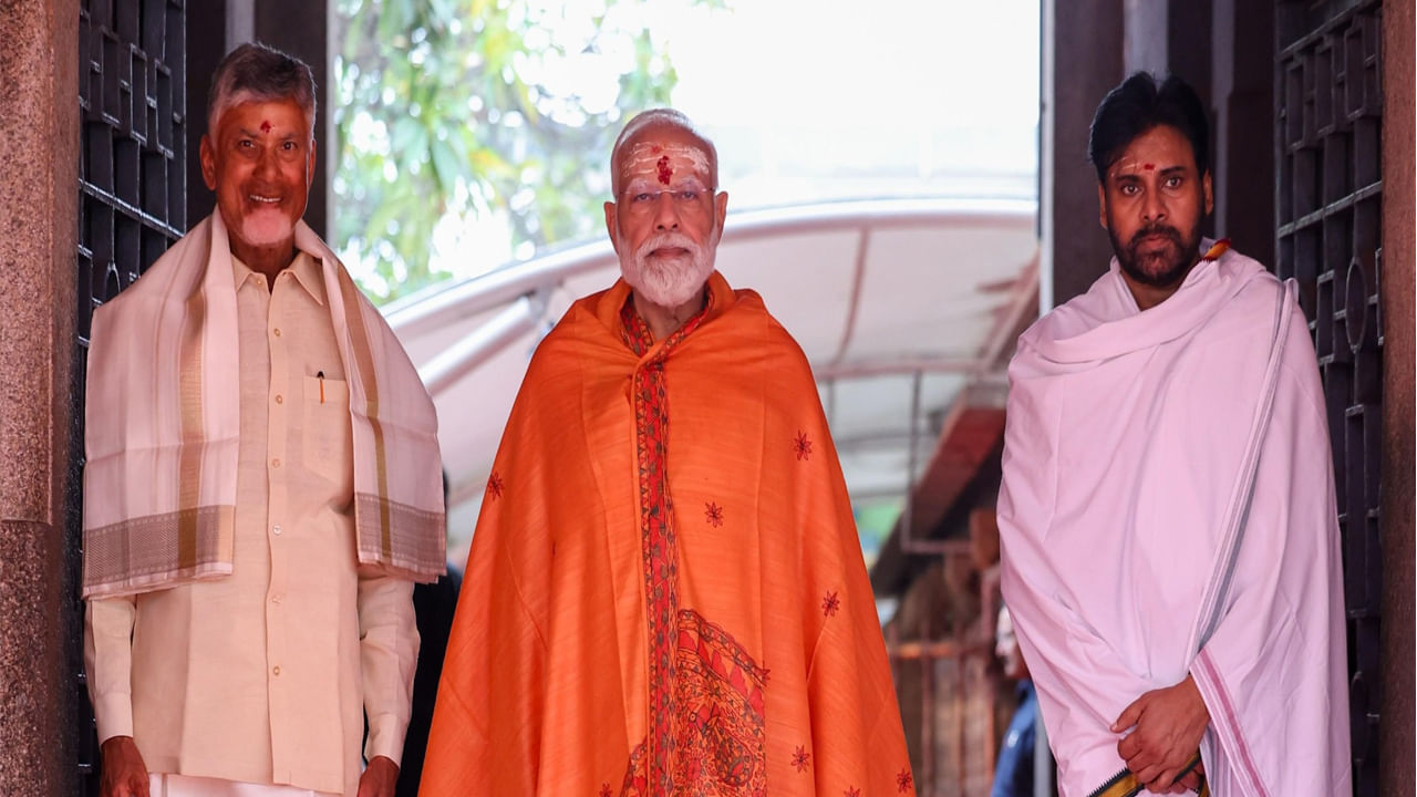 ఆలయంలో పూజల అనంతరం ప్రధాని మోదీ శ్రీ శివాజీ స్ఫూర్తి కేంద్రాన్ని సందర్శించారు. ఛత్రపతి శివాజీ మహారాజ్ 1677లో శ్రీశైలాన్ని సందర్శించిన జ్ఞాపకార్థం ఏర్పాటు చేసిన ఈ స్మారక సముదాయాన్ని ఆయన పరిశీలించారు. ఇక్కడ ఉన్న శివాజీ దర్బార్ హాల్, ధ్యాన మందిరాలను తిలకించారు.