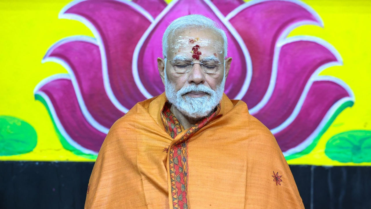 ఈ ధ్యాన మందిరంలో ఛత్రపతి శివాజీ మహారాజ్ ధ్యానముద్రలో ఉన్న విగ్రహంతో పాటు నాలుగు దిక్కులలో ప్రతాప్గఢ్, రాజ్గఢ్, రాయ్గఢ్, శివనేరి వంటి ముఖ్యమైన కోటల నమూనాలు ఉన్నాయి. ప్రధాని మోదీ అక్కడ ఉన్న ఛత్రపతి శివాజీ విగ్రహానికి నమస్కరించి, దర్బార్ గోడలపై ఉన్న ఆయన జీవిత చరిత్రను తెలిపే శిల్పాలను ఆసక్తిగా వీక్షించారు.