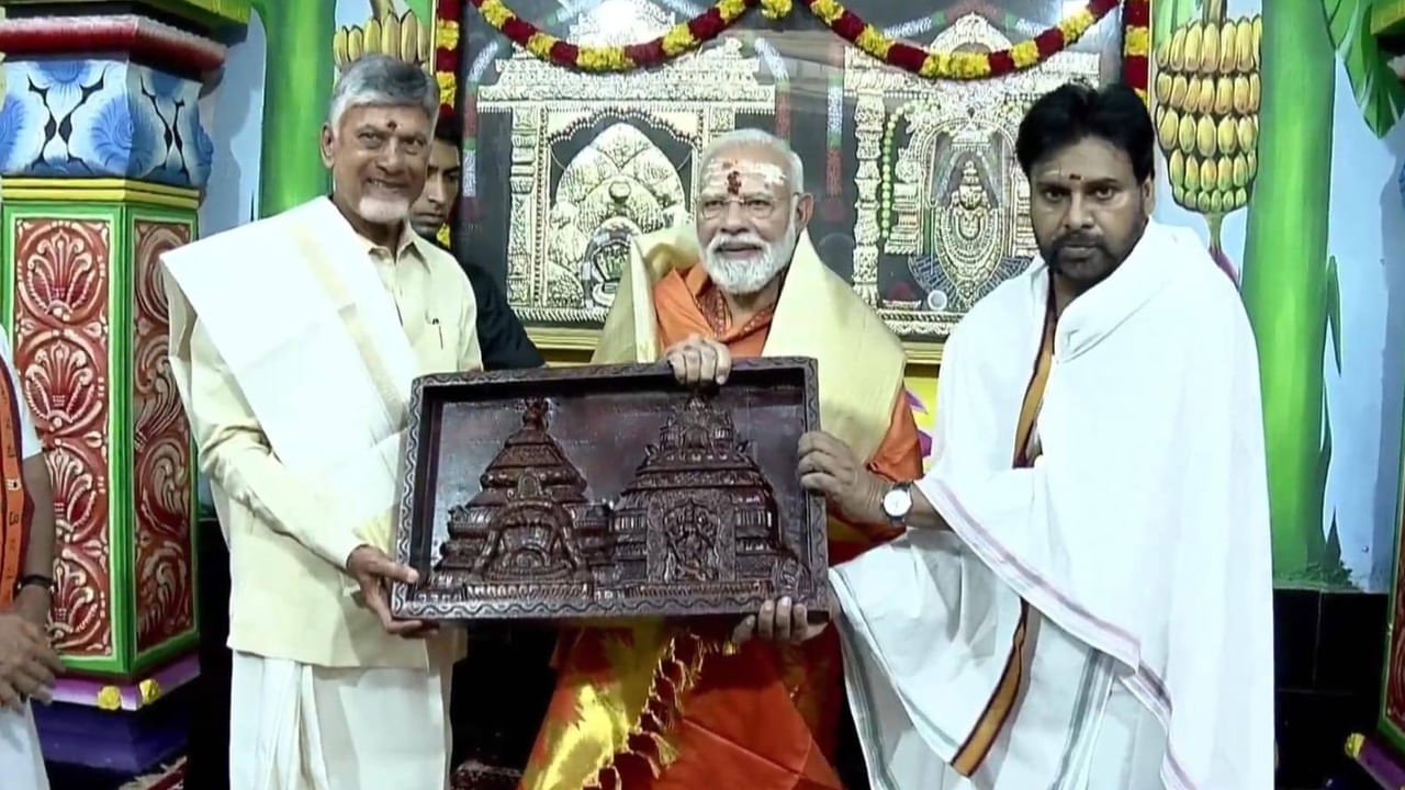 శ్రీశైలం పర్యటన తర్వాత ప్రధాని మోదీ ర్నూలుకు వెళ్లారు. అక్కడ రాష్ట్రంలోని వివిధ రంగాలలో సుమారు రూ.13,430 కోట్ల విలువైన బహుళ అభివృద్ధి ప్రాజెక్టులకు శంకుస్థాపన చేయడంతో పాటు మరికొన్నింటిని జాతికి అంకితం చేశారు. ఈ ప్రాజెక్టులలో పరిశ్రమలు, విద్యుత్ సరఫరా, రోడ్లు, రైల్వేలు, రక్షణ తయారీ, పెట్రోలియం, సహజ వాయువు వంటి కీలక రంగాలు ఉన్నాయి.