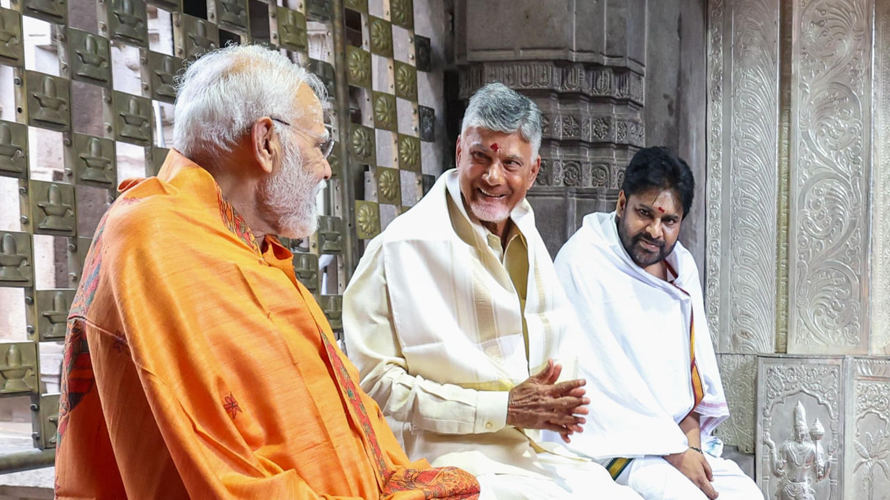 ప్రధాని మోదీ ఆలయం మొత్తం కలియతిరిగారు. ఈ సందర్భంగా ఆలయ విశేషాలను సీఎం చంద్రబాబు ప్రధానికి వివరించారు. ఈ ముగ్గురు నేతల ఫొటోలు సోషల్ మీడియాలో వైరల్గా మారాయి.