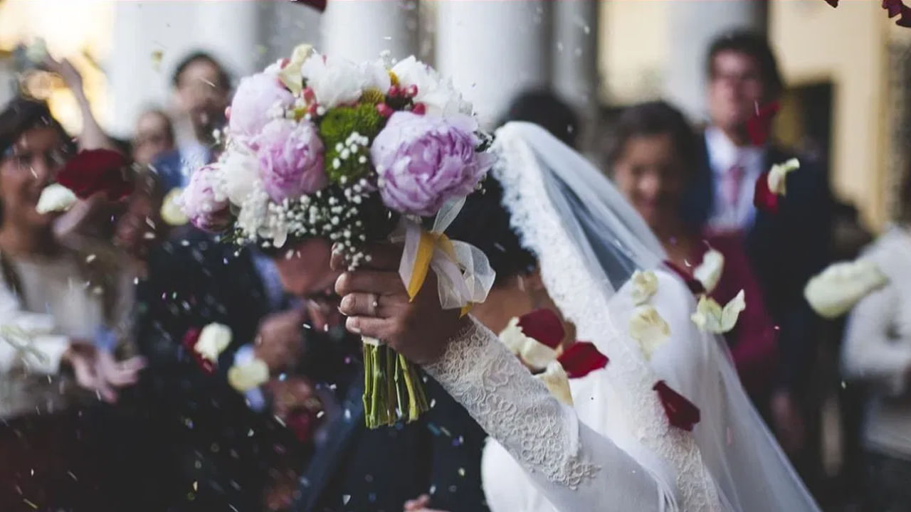 ఇదేందయ్యా ఇదీ.. పెళ్లి చేసుకోకపోతే రూ.29లక్షలు.. ఈ బంపర్ ఆఫర్ మామూలుగా లేదుగా..