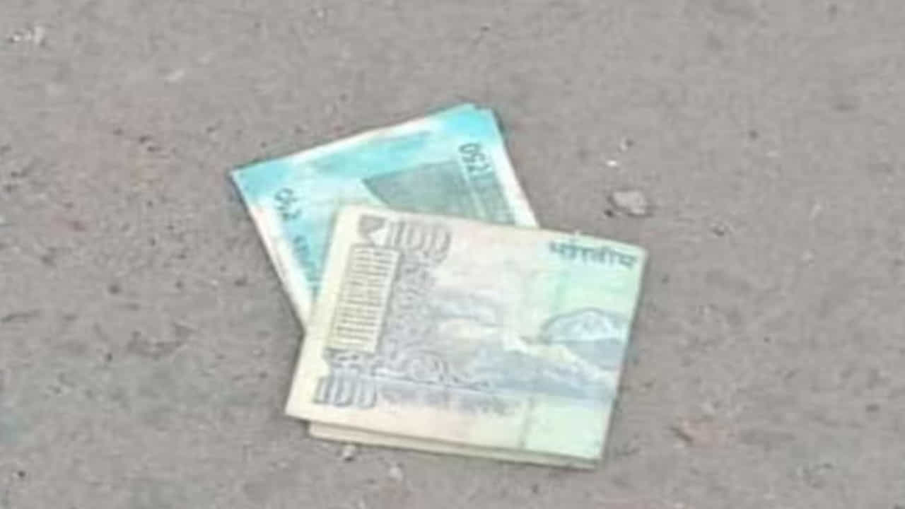 అలాగే మీరు ఏదైనా పని మీద బయటకు వెళ్లినప్పుడు నోటు లేదా నాణెం రోడ్డుపై కనిపిస్తే, దానిని తీసుకోవడం వలన మీరు వెళ్లే పనిలో విజయాన్ని పొందుతారంట. అంతే కాకుండా, మీకు ఆర్థికంగా కలిసి వస్తుందంట. అయితే కొందరు రోడ్డుపై కనిపించిన డబ్బు తీసుకోవడానికి ఇష్టపడరు. అయితే అలాంటి వారు దేవుడి గుడిలో వేయడం లేదా, పేదవారికి దానం చేయడం మంచిదంటున్నారు నిపుణులు.