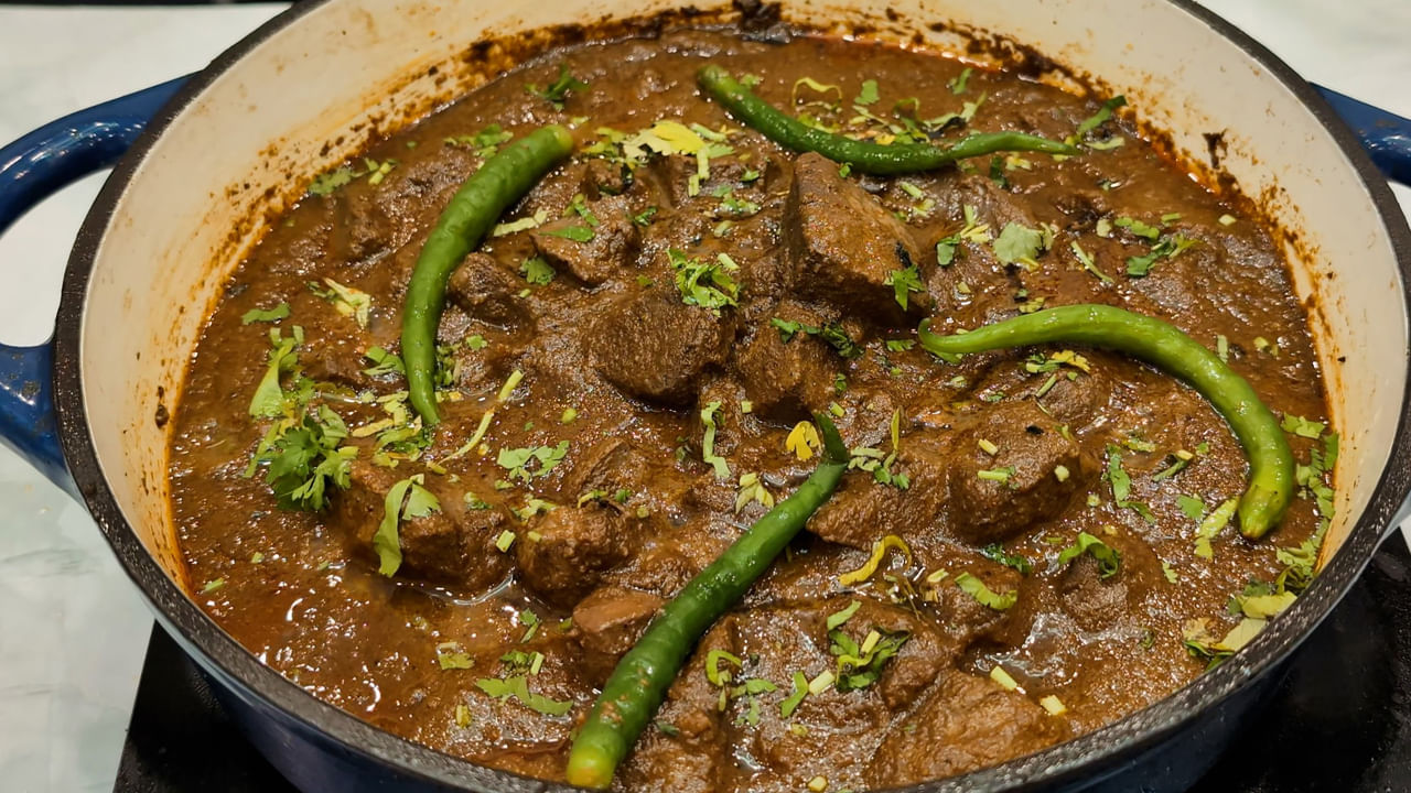 కొంతమంది పిల్లలు మటన్ లేదా కాలేయానికి అలెర్జీని కలిగి ఉండవచ్చు, ఇది దద్దుర్లు, దురద లేదా శ్వాస తీసుకోవడంలో ఇబ్బంది వంటి లక్షణాలను కలిగిస్తుంది. అధిక వినియోగం లేదా వ్యక్తిగత సహన సమస్యలు ఉబ్బరం, గ్యాస్ లేదా కడుపు నొప్పి వంటి జీర్ణ అసౌకర్యానికి దారితీయవచ్చు. లాంటిప్పుడు మటన్ లివర్ దూరం పెట్టండి.