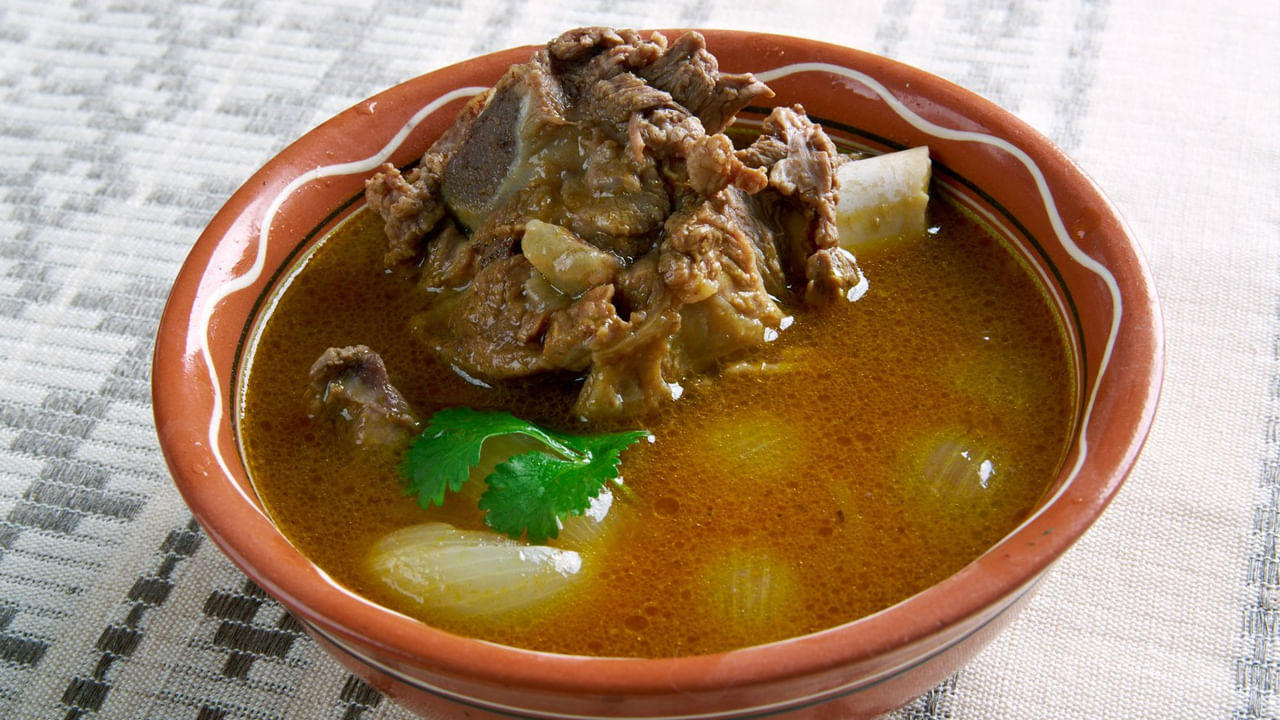 ఒక పెద్ద పాత్రలో నూనె లేదా నెయ్యి వేడి చేయండి. దాల్చిన చెక్క, లవంగాలు, బే ఆకు, ఏలకులు, మిరియాలు జోడించండి. సువాసన వచ్చేవరకు వేయించండి. తరిగిన ఉల్లిపాయలను వేసి బంగారు గోధుమ రంగు వచ్చేవరకు వేయించండి. అల్లం-వెల్లుల్లి పేస్ట్ వేసి పచ్చి వాసన పోయే వరకు వేయించాలి. 