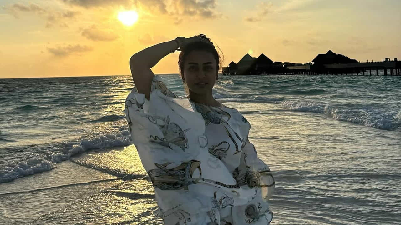 అందాల ముద్దుగుమ్మ నమ్రతా శిరోద్కర్ గురించి ప్రత్యేక పరిచయం అవసరం లేదు. మోడలింగ్తో కెరీర్ స్టార్ట్ చేసిన ఈ బ్యూటీ మిస్ ఇండియా టైటిల్ గెలుచుకుంది. తర్వాత బాలీవుడ్లోకి అడుగు పెట్టి వరస సినిమాలతో మంచి ఫేమ్ సంపాదించుకుంది. కెరీర్ మంచి ఫామ్లో ఉన్న సమయంలో మహేష్ బాబును ప్రేమించి పెళ్లి చేసుకుంది.