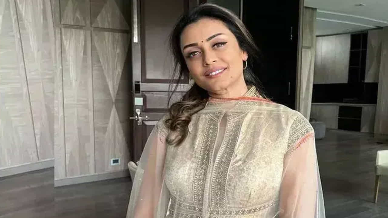 ఇక మహేష్ బాబుతో పెళ్లి తర్వాత ఈ చిన్నది చిత్రపరిశ్రమకు పూర్తిగా దూరమైందనే చెప్పా్లి. సినిమాలకు గుడ్ బై చెప్పి, మహేష్ బాబుకు సంబంధించిన ప్రతీది, కుటుంబం, వ్యాపారాలు అన్నింటి బాధ్యతలు తీసుకొని, గృహిణిగా మంచి పేరు తెచ్చుకుంది.