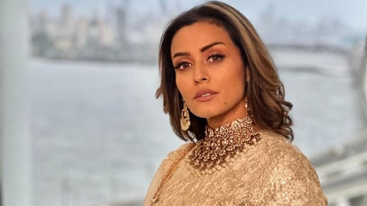 ఇక ఎప్పుడూ ఫ్యామిలీ ఈ వెంట్స్‌లో మాత్రమే చాలా స్పెషల్‌గా కనిపించే ఈ చిన్నది, చాలా రోజుల తర్వాత రిసార్ట్‌లో తన అందాలతో రచ్చ చేసింది.  సింపుల్ లుక్‌లో కనిపించి తన అంద చందాలతో అందరినీ ఆకట్టుకుంది. ప్రస్తుతం దీనికి సంబంధించిన ఫొటోస్ నెట్టింట తెగ వైరల్ అవుతున్నాయి.