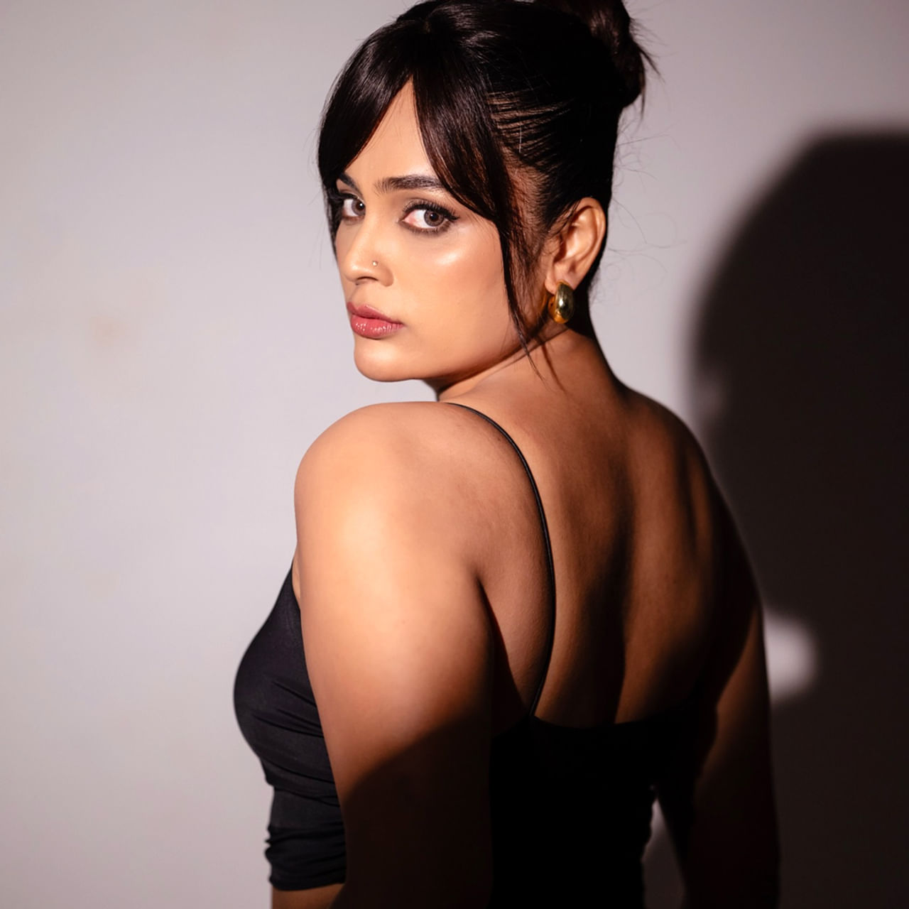 నందిత శ్వేత.. తెలుగు, తమిళ్, కన్నడ భాషల్లో సినిమాలు చేసి మెప్పించింది ఈ అందాల భామ. ఎక్కడికి పోతావు చిన్నవాడా సినిమాతో టాలీవుడ్ కు పరిచయం అయ్యింది ఈ బ్యూటీ. తన నటనతో ప్రేక్షకులను విశేషంగా ఆకట్టుకుంది ఈ అమ్మడు. 