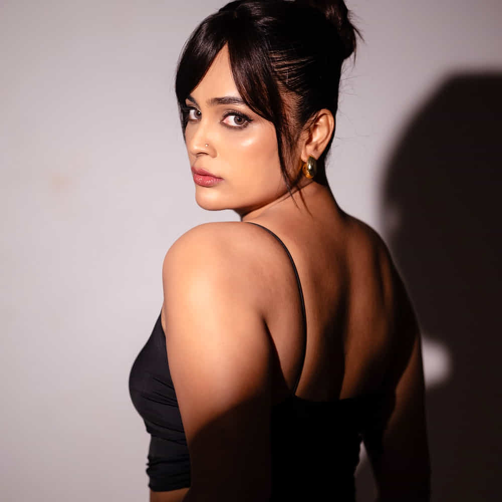 నందిత శ్వేత.. తెలుగు, తమిళ్, కన్నడ భాషల్లో సినిమాలు చేసి మెప్పించింది ఈ అందాల భామ. ఎక్కడికి పోతావు చిన్నవాడా సినిమాతో టాలీవుడ్ కు పరిచయం అయ్యింది ఈ బ్యూటీ. తన నటనతో ప్రేక్షకులను విశేషంగా ఆకట్టుకుంది ఈ అమ్మడు.