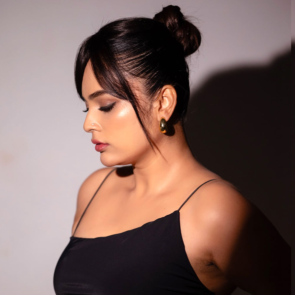 2016లో వచ్చిన ఎక్కడికి పోతావు చిన్నవాడా సినిమా మంచి విజయాన్ని అందుకుంది. దాంతో నందిత శ్వేత పేరు మారుమ్రోగింది. ఈ అమ్మడు కేవలం నటనతోనే కాదు అందంలోనూ అదరగొడుతుంది ఈ భామ. 