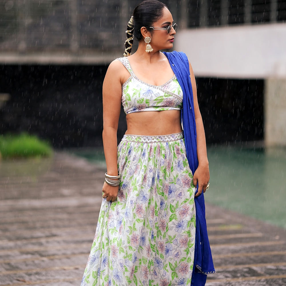 తెలుగుతో పాటు తమిళ్ లోనూ క్రేజీ ఆఫర్స్ కోసం ఎదురుచూస్తుంది ఈ వయ్యారి భామ. ఇక సోషల్ మీడియాలో రకరకాల ఫొటోలతో ఆకట్టుకుంటుంది నందిత. తాజాగా ఈ అమ్మడి ఫోటోలు సోషల్ మీడియాను షేక్ చేస్తున్నాయి. ఈ కుర్రదాని ఫోటోల పై మీరూ ఓ లుక్కేయండి.