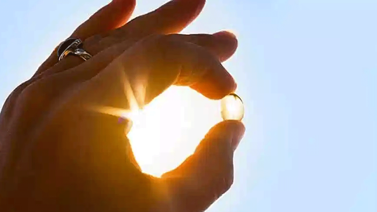 నిజానికి ఉదయం 10 గంటల నుంచి మధ్యాహ్నం 3 గంటల వరకు ఎండలో ఉండటం వల్ల శరీరానికి అవసరమైనంత మేర విటమిన్ డి లభిస్తుంది. మన శరీరానికి అవసరమైన విటమిన్ డి సూర్యుని అతినీలలోహిత కిరణాల నుంచి సంశ్లేషణ చేయబడుతుంది. యూరోపియన్ దేశాలలో కనీసం 30 నిమిషాలు 3 రోజుల పాటు సూర్యరశ్మిలో ఉండటానికి అక్కడి పౌరులు ఆసక్తి చూపుతుంటారు.