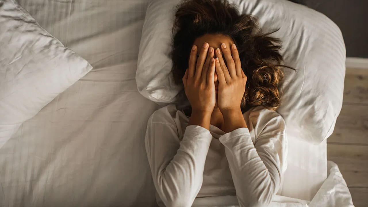  పడుకునేప్పుడు దిండు దగ్గర పర్సు పెట్టుకోకూడదని వాస్తు శాస్త్రం చెబుతోంది. దిండు దగ్గర డబ్బుకు సంబంధించిన ఏదైనా వస్తువు పెట్టుకుని నిద్రపోవడం అనేది అశుభాన్ని సూచిస్తుందని చెబుతోంది. ఇది ఆర్థిక నష్టానికి దారితీస్తుందని వాస్తు నిపుణులు చెబుతున్నారు.