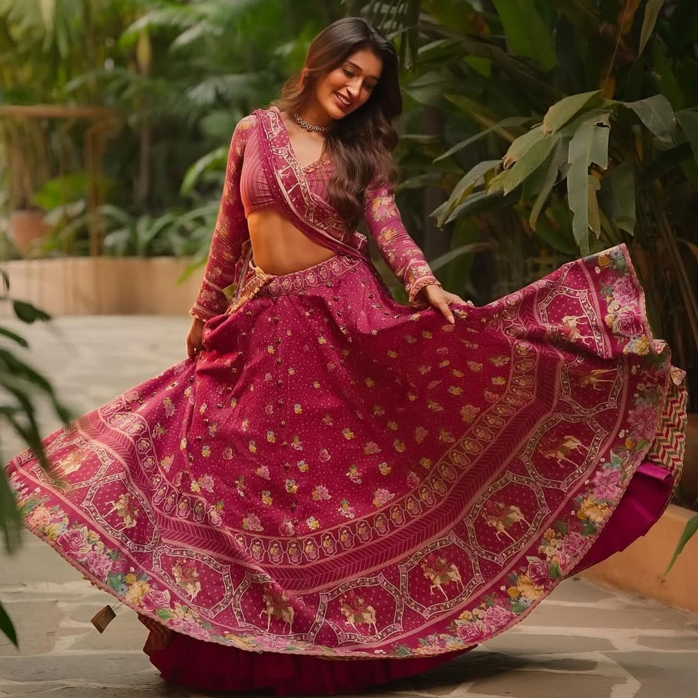 తెలుగు, తమిళం భాషలలో వరసగా అవకాశాలు అందుకుంటూ సినిమాలు చేస్తుంది. ప్రస్తుతం ఆమె నటించిన మిత్రమండలి సినిమా త్వరలోనే అడియన్స్ ముందుకు రాబోతుంది. ఇందులో ప్రియదర్శి, ప్రసాద్ బెహరా కీలకపాత్రలు పోషించారు. ఇటీవల విడుదలైన ట్రైలర్ ఆకట్టుకుంటుంది. 