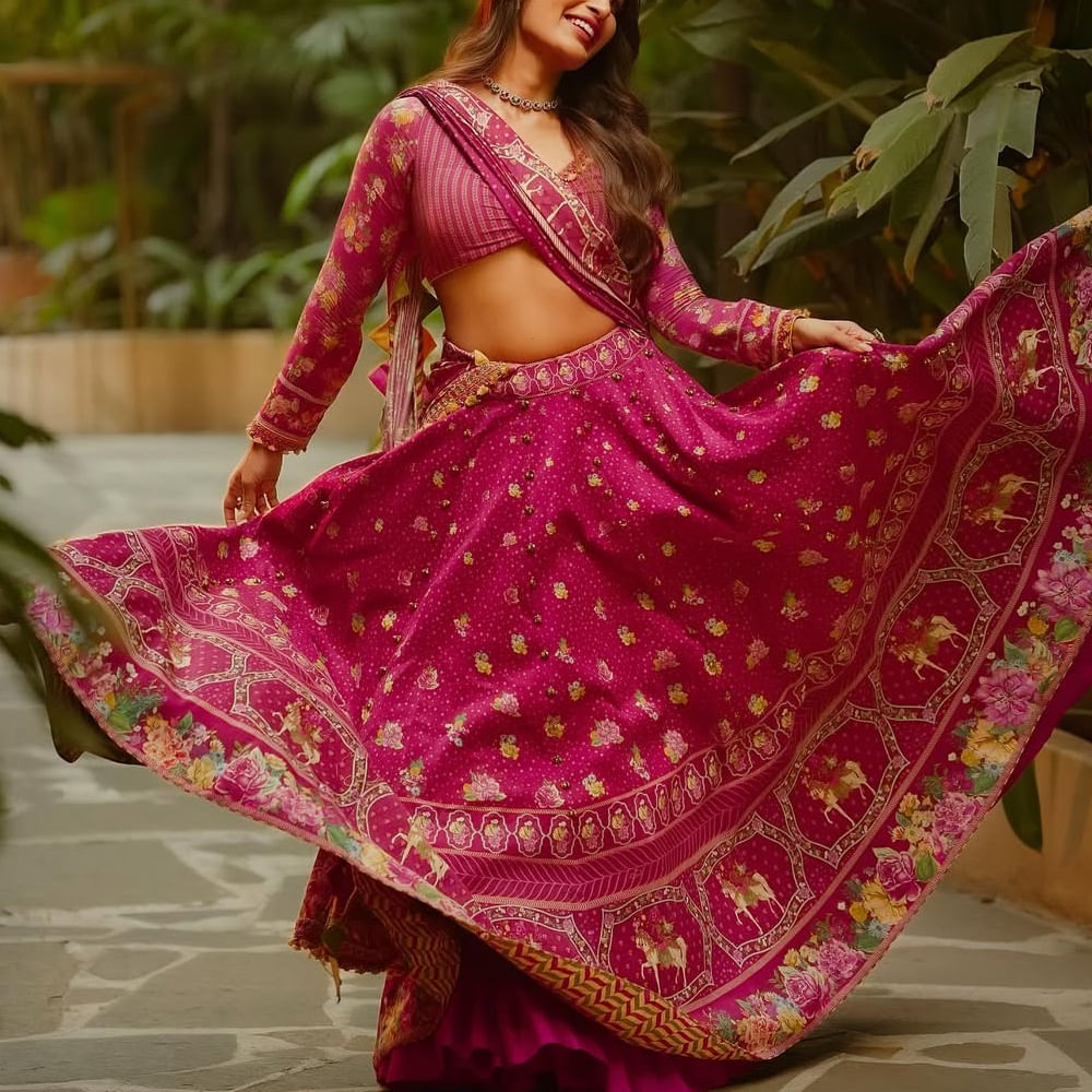 ఒకప్పుడు ఆమె సోషల్ మీడియా సెన్సేషన్. రీల్స్, సినిమా ప్రమోషన్స్ ద్వారా పాపులర్ అయ్యింది. ఇప్పుడు సిల్వర్ స్క్రీన్ కు పరిచయం కాబోతుంది. నెట్టింట వచ్చిన క్రేజ్ తో ఇప్పుడు సినిమా ఆఫర్స్ అందుకుంటున్న వారిలో ఈ ముద్దుగుమ్మ ఒకరు. ఇంతకీ పైన ఫోటోలో కనిపిస్తున్న బ్యూటీ ఎవరో తెలుసా.. ? 