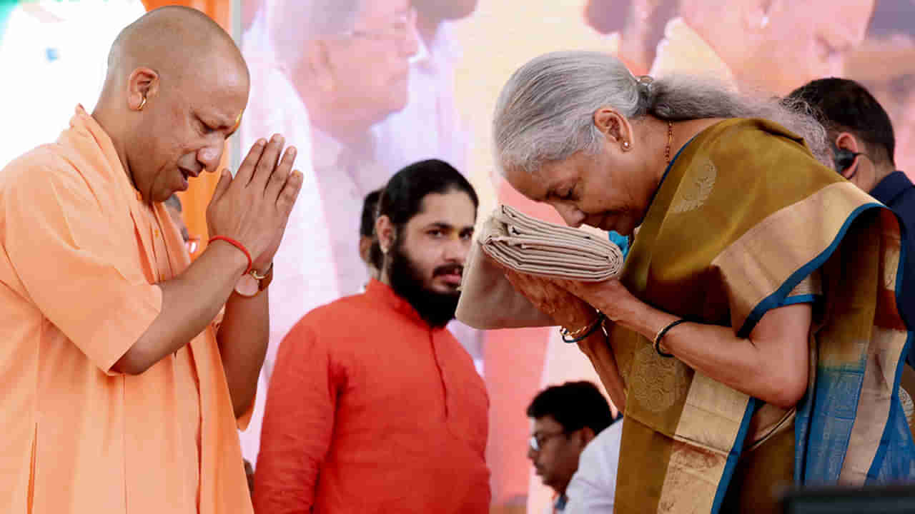 Ayodhya: అయోధ్యలో ఉట్టిపడిన తెలుగుదనం.. తెలుగులో ఫ్లెక్సీలతో తెలుగింటి కోడలు నిర్మలమ్మకు ఘన స్వాగతం