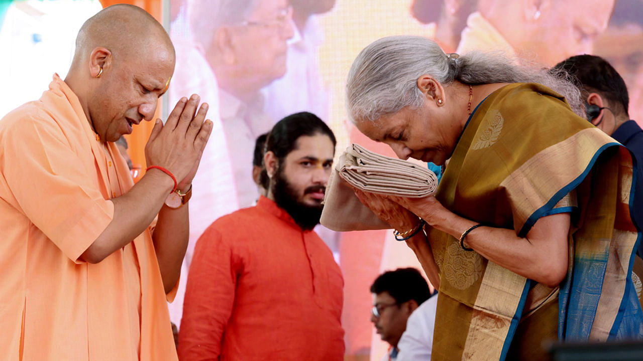 Ayodhya: అయోధ్యలో ఉట్టిపడిన తెలుగుదనం.. తెలుగులో ఫ్లెక్సీలతో తెలుగింటి కోడలు నిర్మలమ్మకు ఘన స్వాగతం