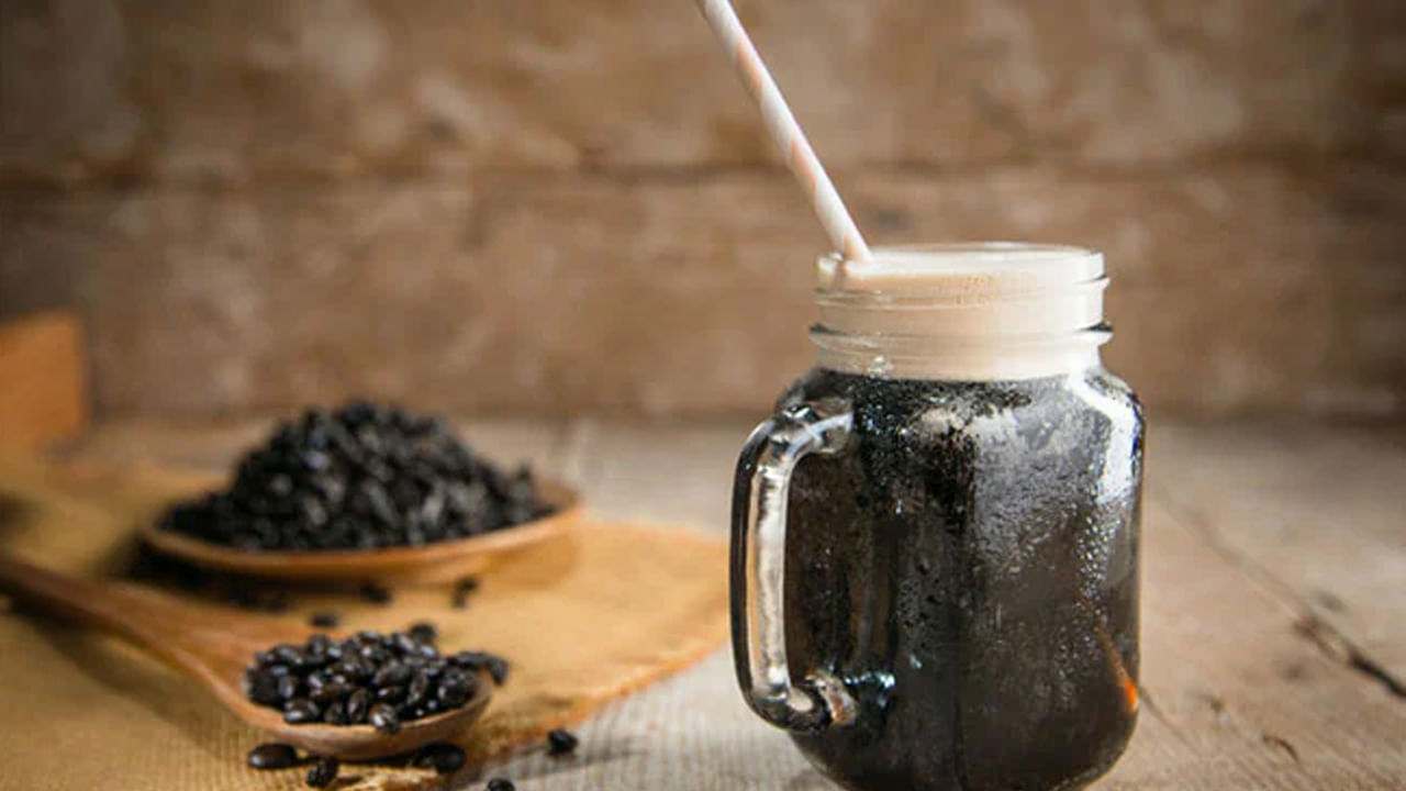 నైట్రో బ్రూ కాఫీ: ఈ కాఫీ చూస్తే బీర్ లాగా నురగతో ఉంటుంది. ఎలా చేస్తారు. ఈ కాఫీలో నైట్రోజన్ గ్యాస్ను కలుపుతారు. దీనివల్ల కాఫీ చాలా చిక్కగా, పైన బీర్ లాంటి నురుగుతో వస్తుంది. తాగడానికి చాలా ఉత్సాహంగా, కొత్తగా ఉంటుంది.