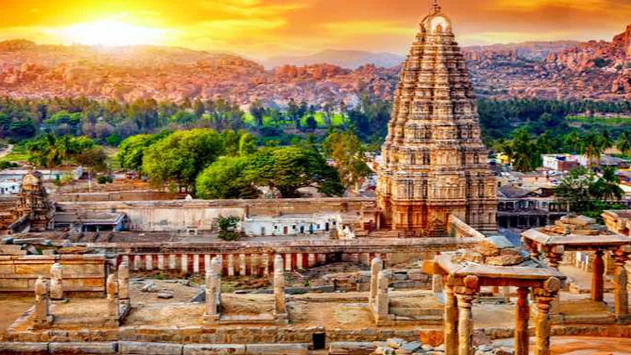 హంపి, కర్ణాటక: యునెస్కో ప్రపంచ వారసత్వ ప్రదేశం హంపి, ఇది కర్ణాటక రాష్ట్రంలో ఉంది. ఇక్కడ  పురాతన శిథిలాలు, దేవాలయాలతో ఈ ప్రదేశం చూడటానికి చాలా  అద్భుతంగా కనిపిస్తుంది. నవంబర్ నెలలోని ఆహ్లాదకరమైన వాతావరణం ఉండటమే కాకుండా, ఈ మాసంలో ఇక్కడి రాతి ప్రకృతి పర్యాటకులకు కనుల విందునందిస్తుంది. అందువలన  నవంబర్‌ నెలలో తప్పక పర్యటించాల్సిన ప్రదేశాల్లో హంపి కూడా ఒకటి. 