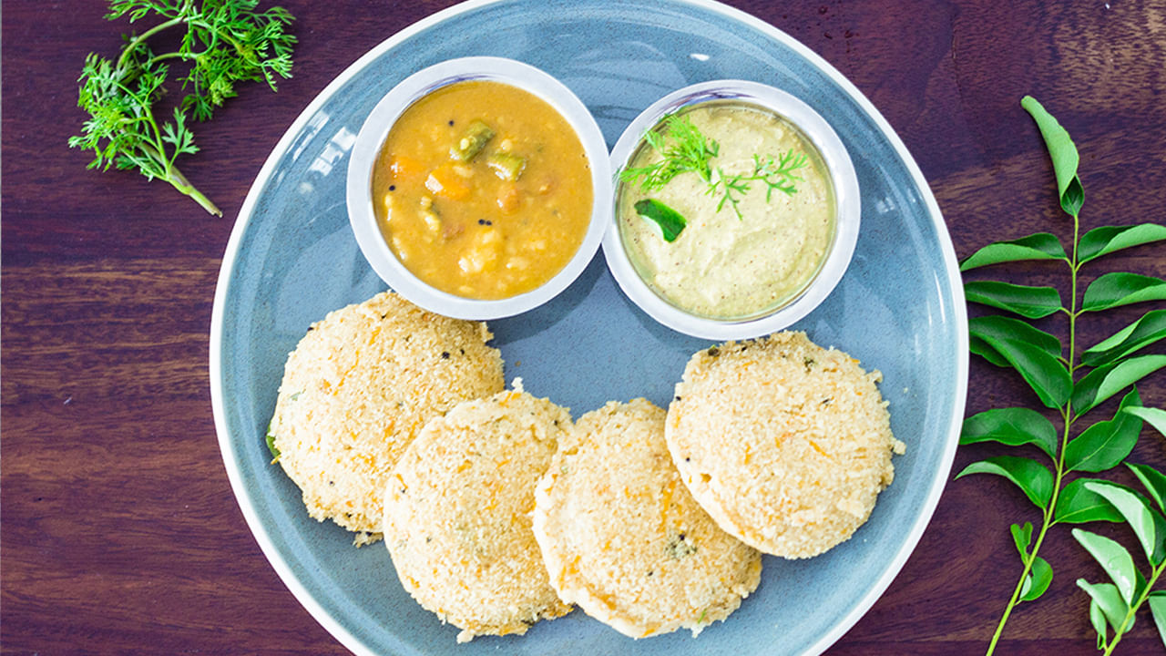 ఓట్స్ ఇడ్లీ కోసం కావలసినవి: 1 కప్పు ఓట్స్ పొడి, 1/2 కప్పు రవ్వ, 1 తురిమిన క్యారెట్, 1/2 కప్పు పెరుగు, ఆవాలు మరియు జీలకర్ర, మినపప్పు & శనగపప్పు, 1 తరిగిన పచ్చిమిర్చి, కరివేపాకు, 1/2 టీస్పూన్ పండ్ల ఉప్పు, 1 టేబుల్ స్పూన్ నూనె, రుచికి తగినంత ఉప్పు.